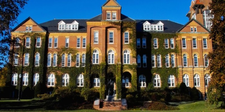 Alumni_Hall_1889_Sun