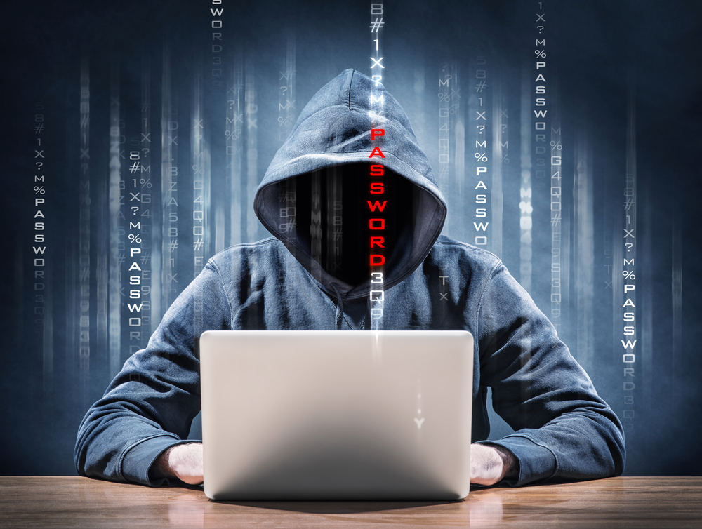 Hacker-di-depan-komputer