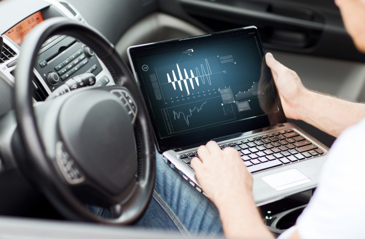 laptop-coneccted-car-shutterstock